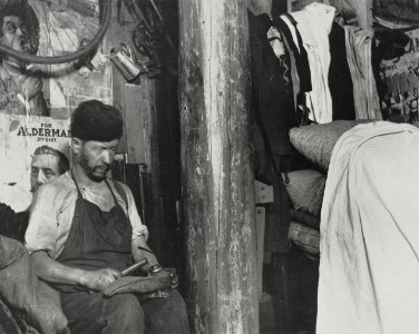 Riis, Jacob A. - »Arbeitender Schuster in einem Haus im Hofe der 219 Broome Street. Miete 12$ im Monat« (Zeno Fotografie)