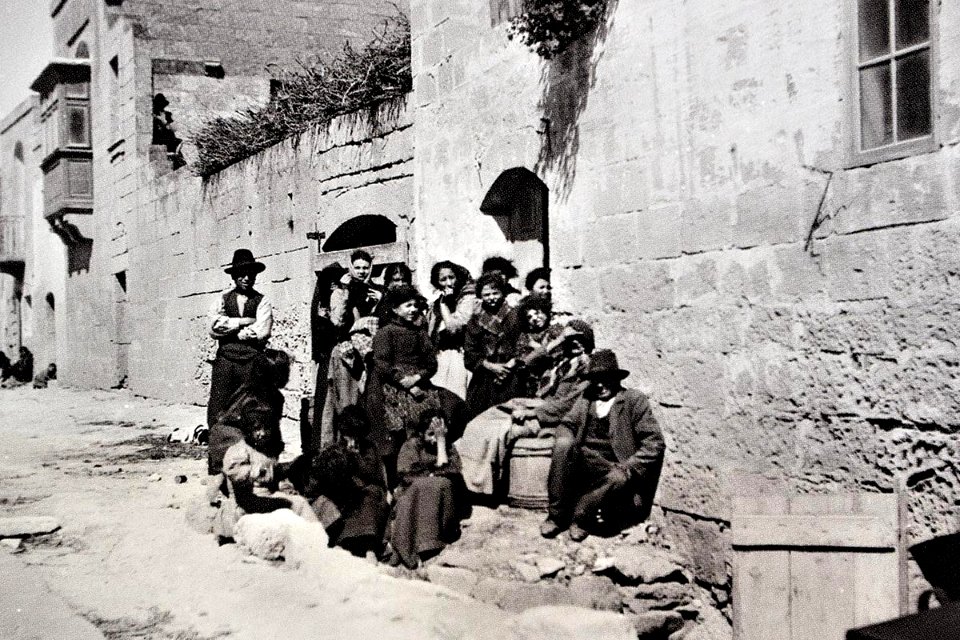 Richard Ellis, A street in Gharb with villagers, ca 1900