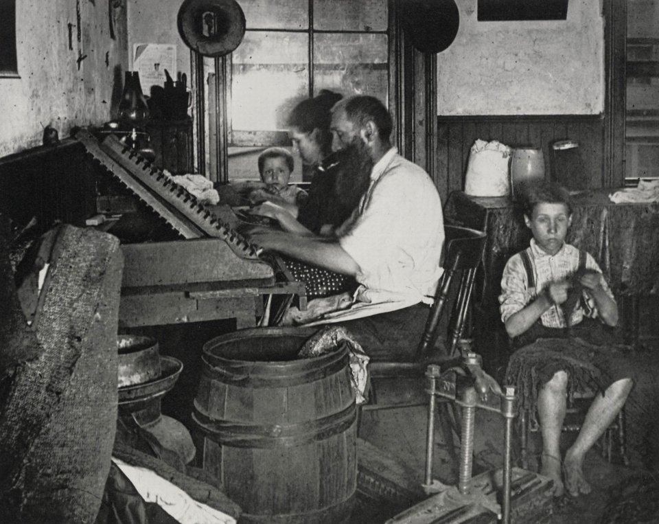 Riis, Jacob A. - »Böhmische Zigarrenmacher bei der Arbeit in ihrem gemieteten Zimmer« (Zeno Fotografie)