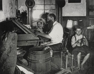 Riis, Jacob A. - »Böhmische Zigarrenmacher bei der Arbeit in ihrem gemieteten Zimmer« (Zeno Fotografie)