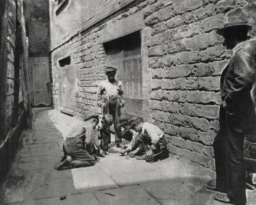 Riis, Jacob A. - »Würfel werfen - das Spiel der Straße« Schuhputzer und Zeitungsjungen (Zeno Fotografie)