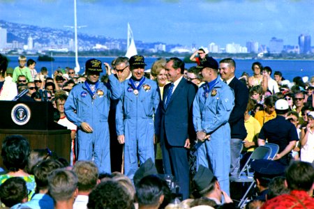 Richard M. Nixon meeting with Apollo 13 astronauts in Hawaii. - NARA - 194314