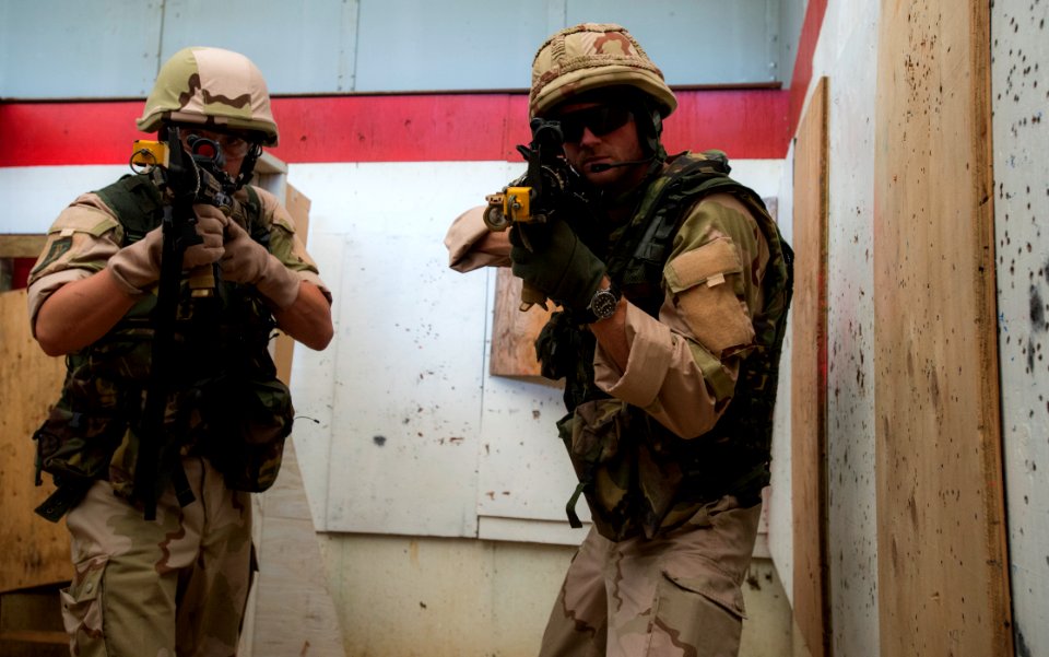 RIMPAC 2014 room clearing 140702-N-CN059-020