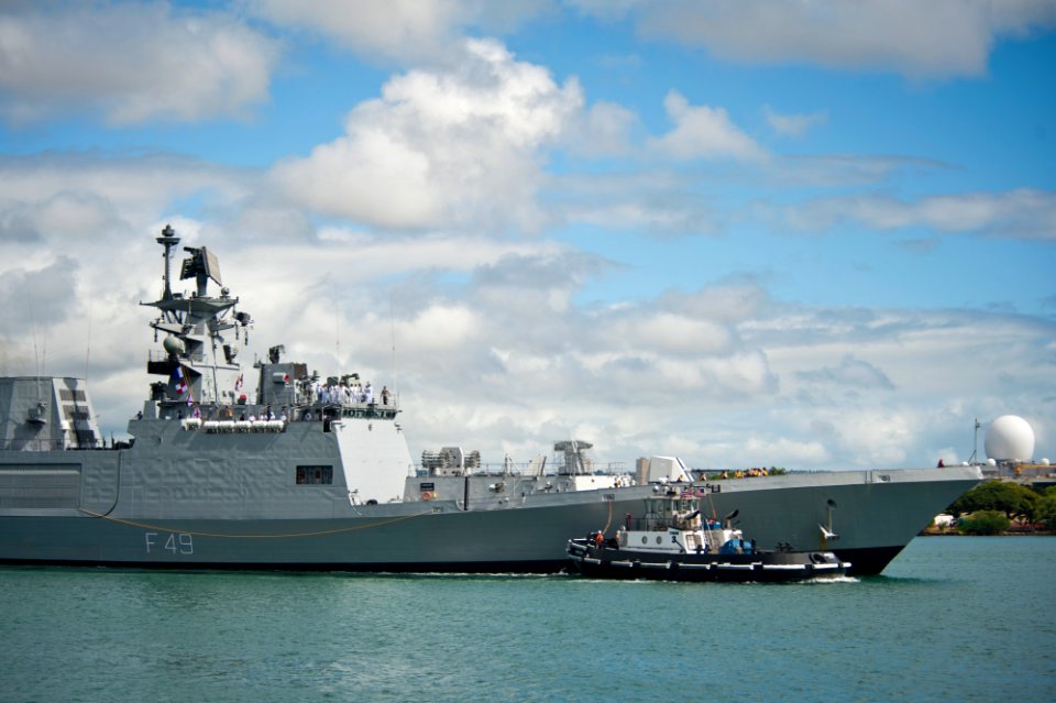 RIMPAC 2014 ship arrivals 140701-N-LP801-005