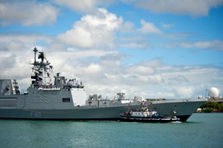 RIMPAC 2014 ship arrivals 140701-N-LP801-005