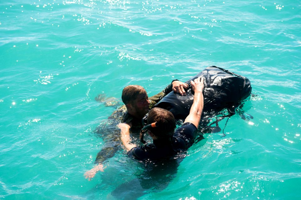 RIMPAC 2014 rescue and recovery maneuvers 140710-N-UD469-048