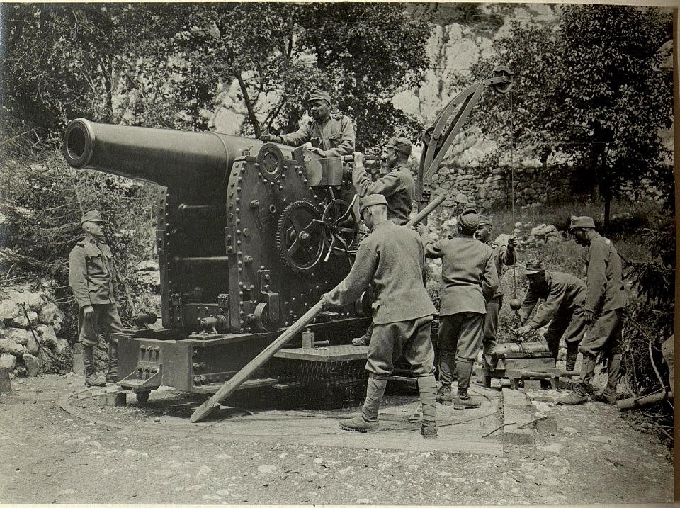Richten des 21 cm Mörsers HUND. Aufgenommen am 4. Juni 1916. (BildID 15478843)
