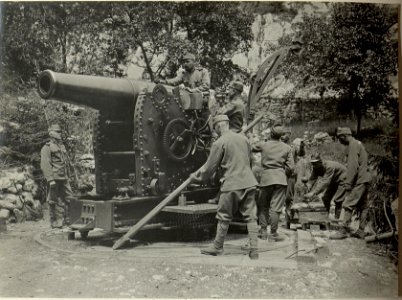 Richten des 21 cm Mörsers HUND. Aufgenommen am 4. Juni 1916. (BildID 15478843)
