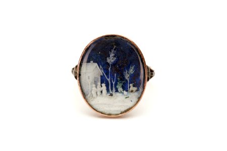 Ring av guld med oval klack innehållande landskapsbild med människor och djur, skuren i elfenben - Skoklosters slott - 92286