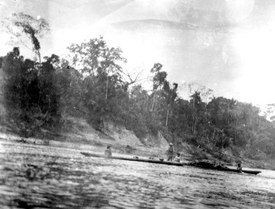Rio Madidi, Bolivia. Chamaindianer i kanot på floden. Rio Madidi - SMVK - 005531