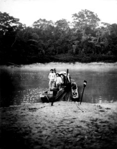 Rio Madidi, Bolivia. I den större kanoten cavina-indianer som följde med till chamaindianerna - SMVK - 005010