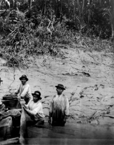 Rio Madidi, Bolivia. några cavinaindianer som medföljde exp. Nordenskiöld på Rio Madidi.Obs - SMVK - 005036