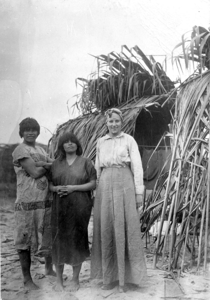 Rio Madidi, Bolivia. Olga Nordenskiöld vid samma indianerpar som i bild 005538 - SMVK - 005539