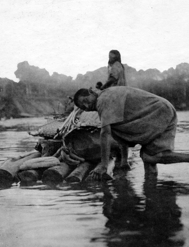 Rio Maniqui, nordöstra Bolivia. Chimanefamilj flyttar med sitt bohag - SMVK - 005666