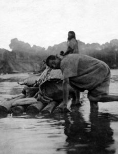 Rio Maniqui, nordöstra Bolivia. Chimanefamilj flyttar med sitt bohag - SMVK - 005666