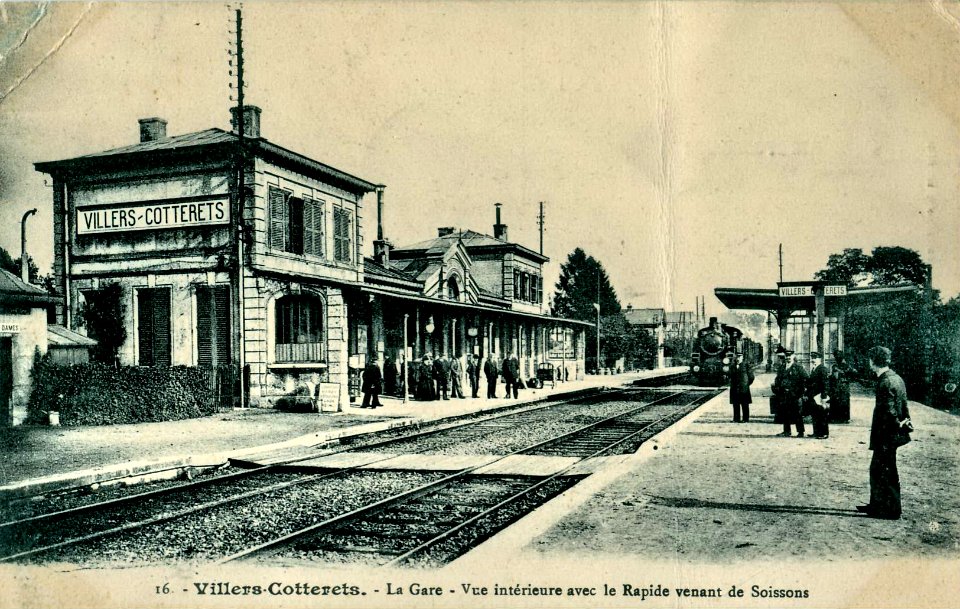 Risse 16 - Villers-Coterets - La gare - Vue intérieure avec le Rapide venant de Soissons