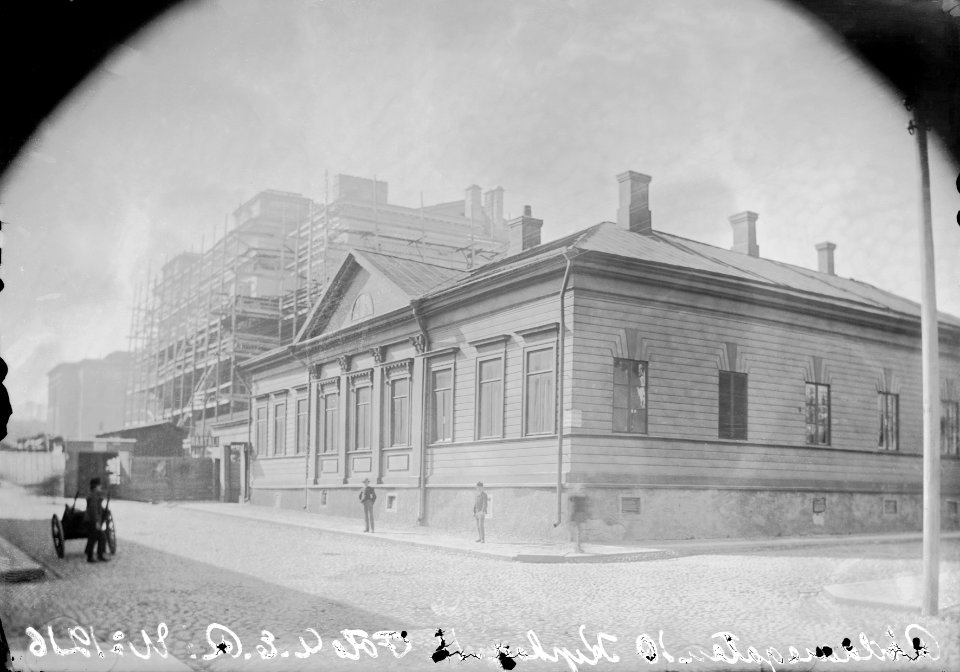Ritarikatu 10 - Kirkkokatu 11, taustalla rakenteilla oleva Säätytalo (Kirkkokatu 13, Snellmaninkatu 9) - N1216 - hkm.HKMS000005-km0000ly1p