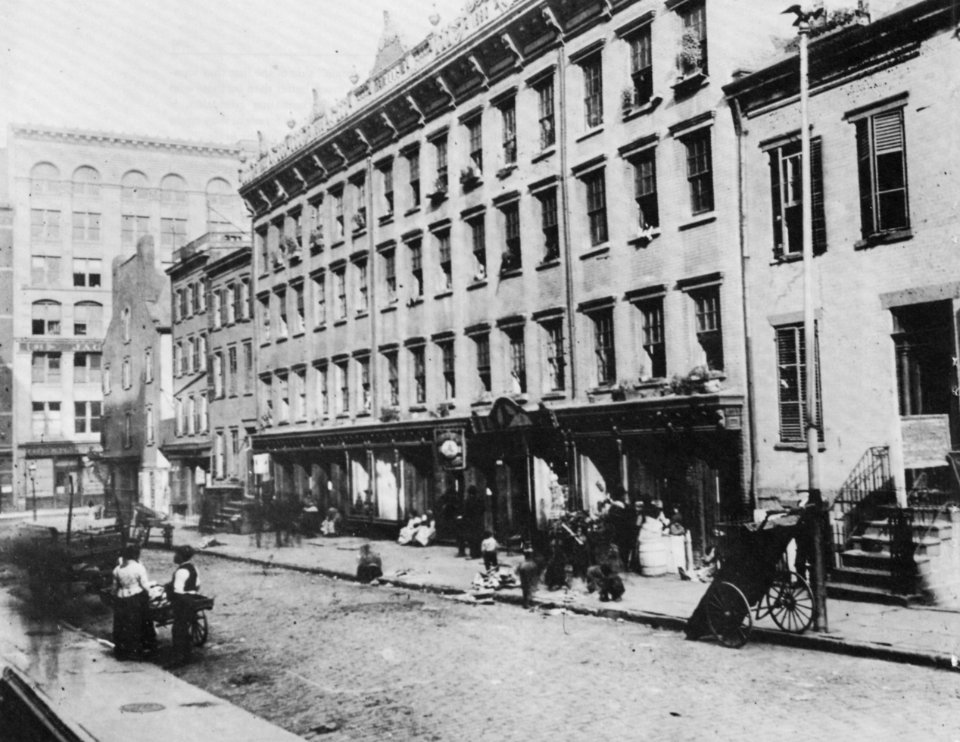 Riis, Jacob A. - Die Barracken, Mott Street zwischen Bleecker und Houston Street (Zeno Fotografie)