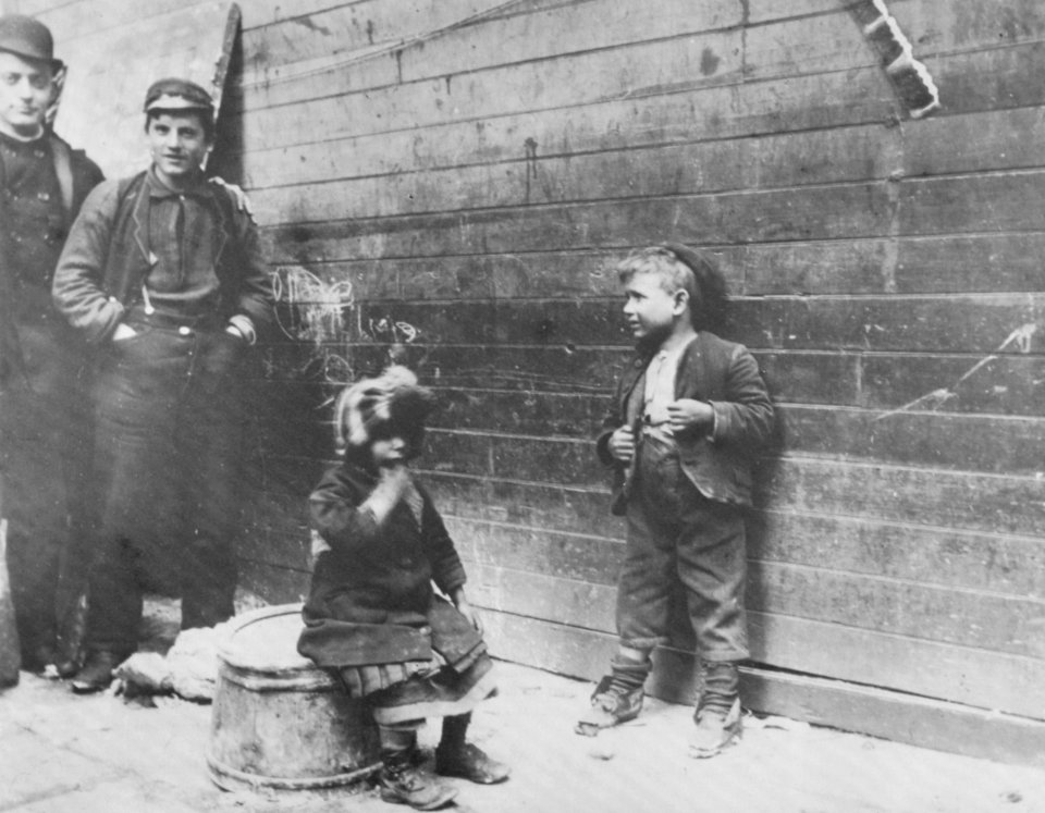 Riis, Jacob A. - Griechische Kinder im Gotham Court (Zeno Fotografie)
