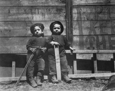 Riis, Jacob A. - Jungen aus dem italienischen Viertel mit einem »Betreten des Grases veboten« Schild (Zeno Fotografie)