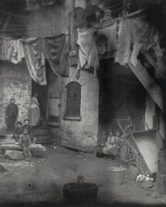 Riis, Jacob A. - Mietshof (Zeno Fotografie)