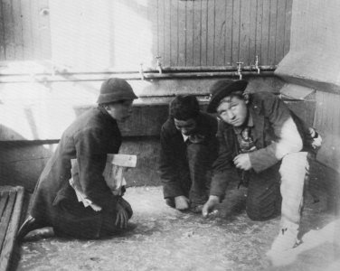 Riis, Jacob A. - Würfelspiel im Laderaum der Zeitungsjungen (Zeno Fotografie)