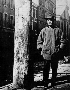 Riis, Jacob A. - »Der offizielle Beamte von Chinatown« (Zeno Fotografie)
