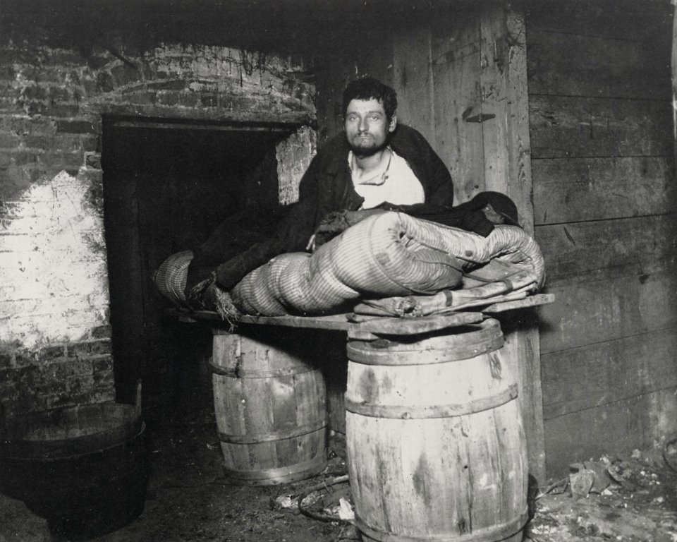 Riis, Jacob A. - »Einer von vier im Keller wohnenden Hausierern, 11 Ludlow Street hinten« (Zeno Fotografie)