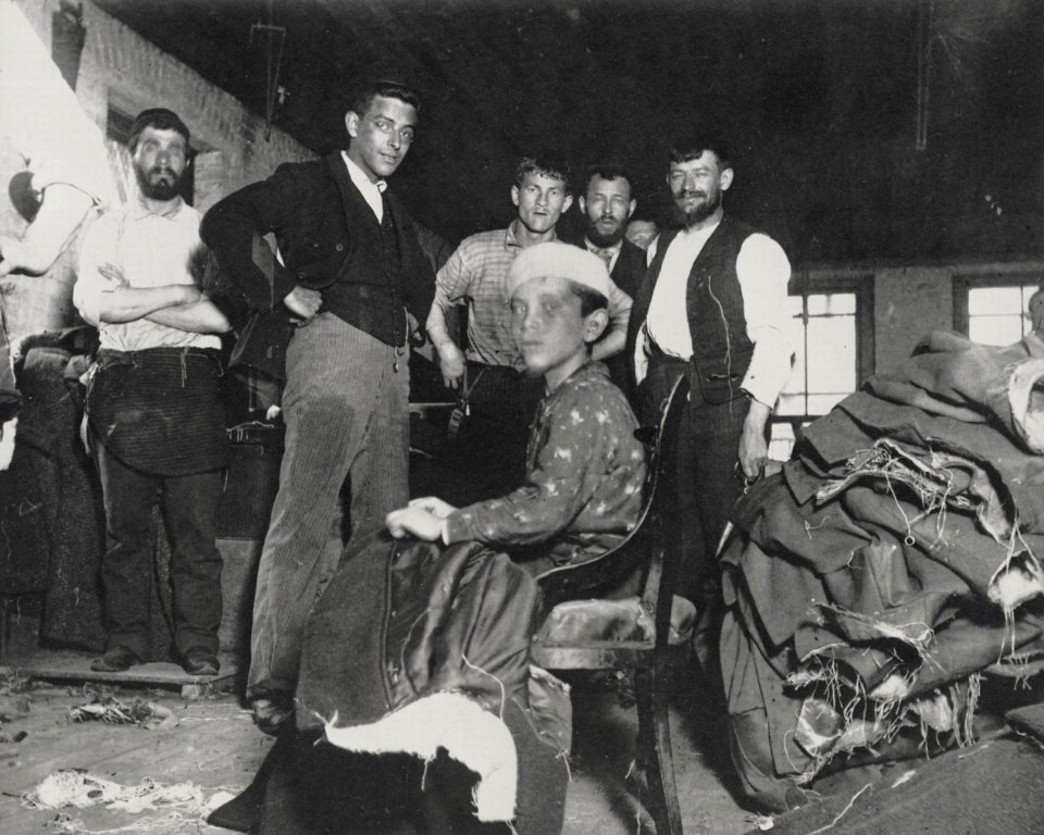Riis, Jacob A. - »In einer Kleiderwerkstatt« (Zeno Fotografie)