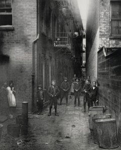 Riis, Jacob A. - »Mullen's Alley, Cherry Hill« (Zeno Fotografie)