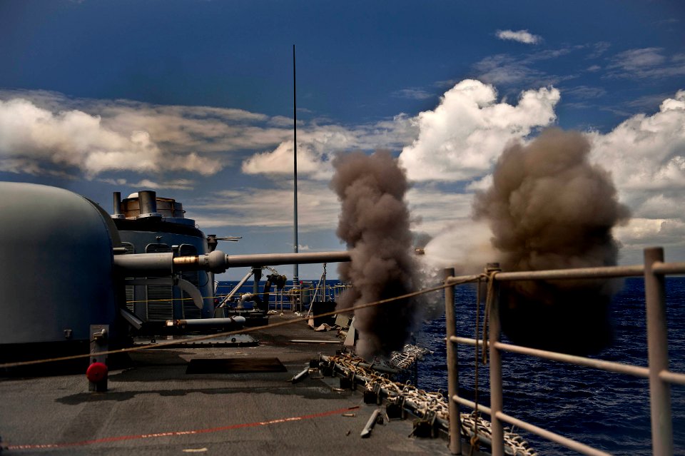 RIMPAC 2010 USS McClusky (FFG-41) firing 76 mm deck gun