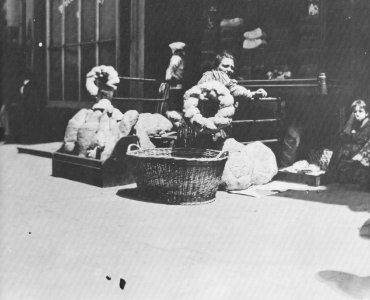 Riis, Jacob A. - Altbrot Verkäuferin (Zeno Fotografie)