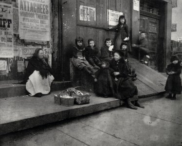 Riis, Jacob A. - Die »Rutsche« war der einzige Spielplatz der Kinder (Zeno Fotografie)