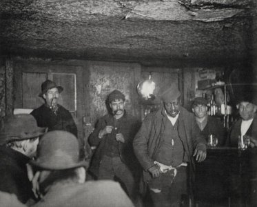 Riis, Jacob A. - Ein »Leichenschauhaus« in der Innenstadt (Zeno Fotografie)