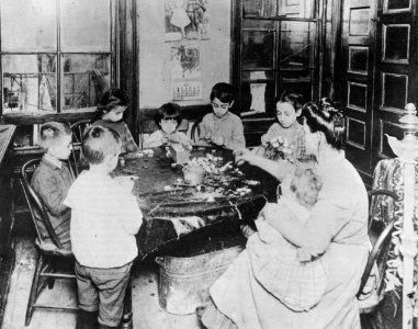 Riis, Jacob A. - Familie macht künstliche Blumen (Zeno Fotografie)