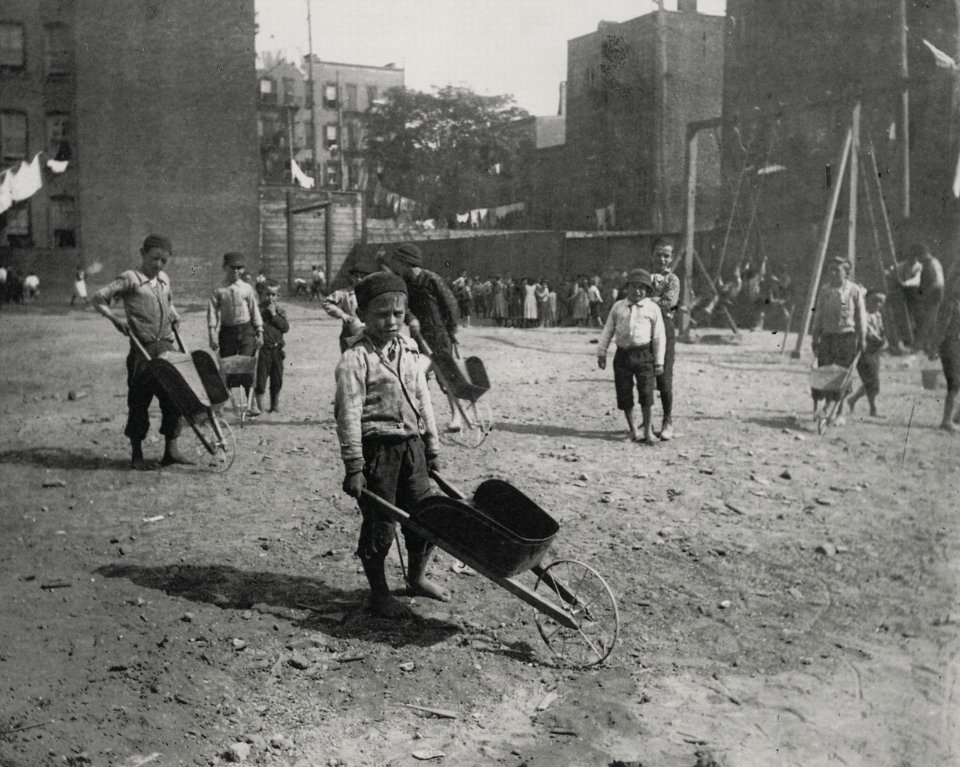 Riis, Jacob A. - Kinder aus einem Armenviertel in Coney Island spielen (Zeno Fotografie)