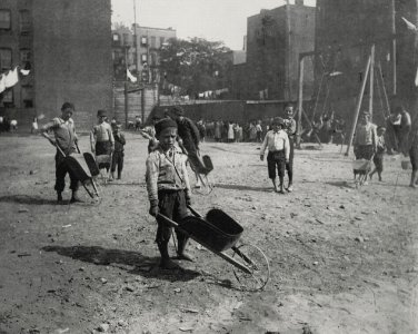 Riis, Jacob A. - Kinder aus einem Armenviertel in Coney Island spielen (Zeno Fotografie)