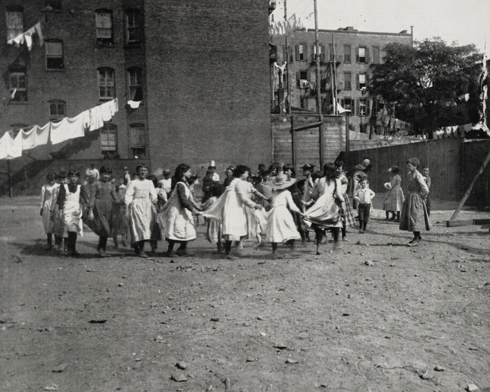 Riis, Jacob A. - Spielplatz errichtet im Armenviertel in der »Alley Gang« (Zeno Fotografie)