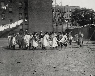Riis, Jacob A. - Spielplatz errichtet im Armenviertel in der »Alley Gang« (Zeno Fotografie)