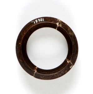 Ring (linshållare) av mörkt trä till innertub i kikare,1600-tal - Skoklosters slott - 92939