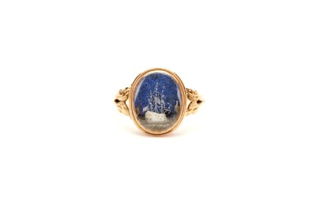Ring av guld med oval klack, på vardera sidan hållen av två blad - Skoklosters slott - 92272