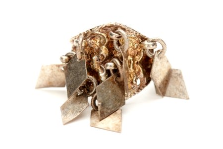 Ring med gjutna beslagsornament och åtta rombiska hängen - Skoklosters slott - 92285
