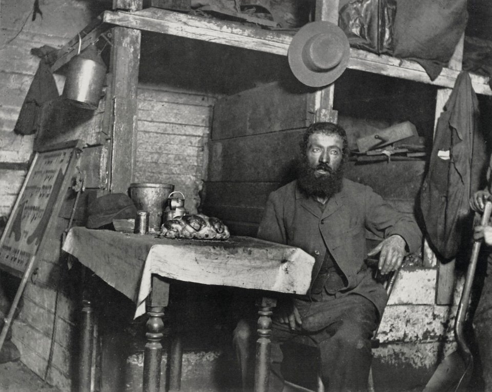 Riis, Jacob A. - »Fertig für den Sabbathabend in einem Kohlenkeller« Ein Schuster in der Ludlow Street (Zeno Fotografie)