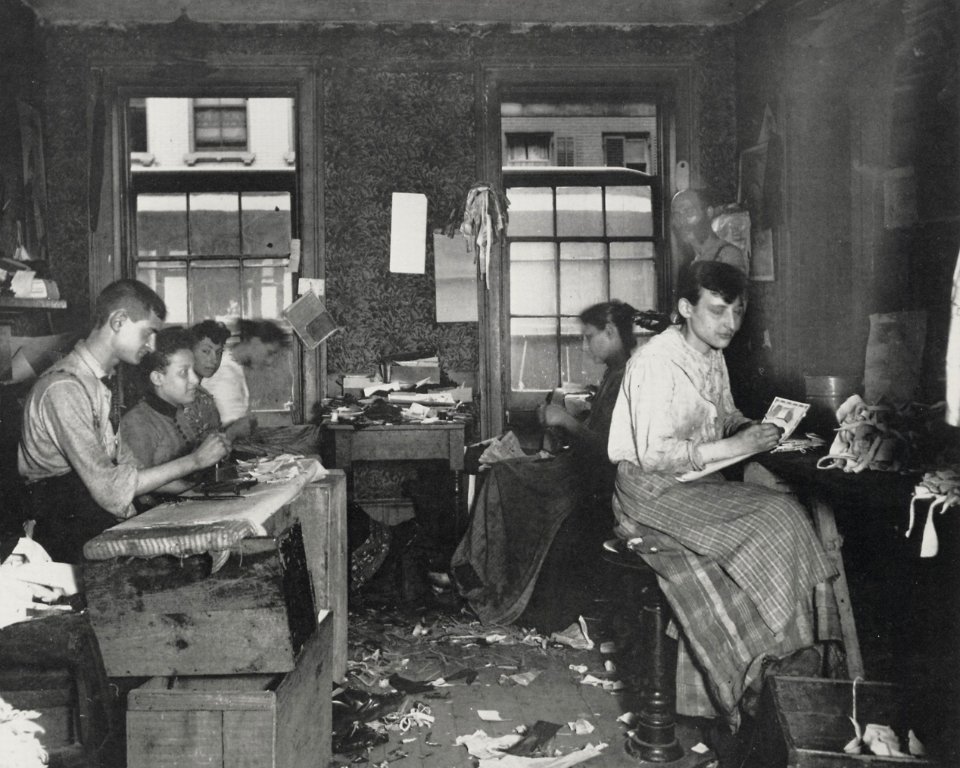 Riis, Jacob A. - »Krawattenwerkstatt in einer gemieteten Wohnung in der Division Street« (Zeno Fotografie)
