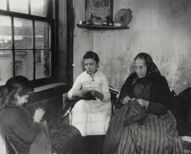Riis, Jacob A. - »Nähen von Hosen für die Arbeiter« – Im Gotham Court (Zeno Fotografie)