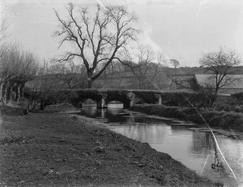 River Thaw & Bridge, Llanblethian (4641759)