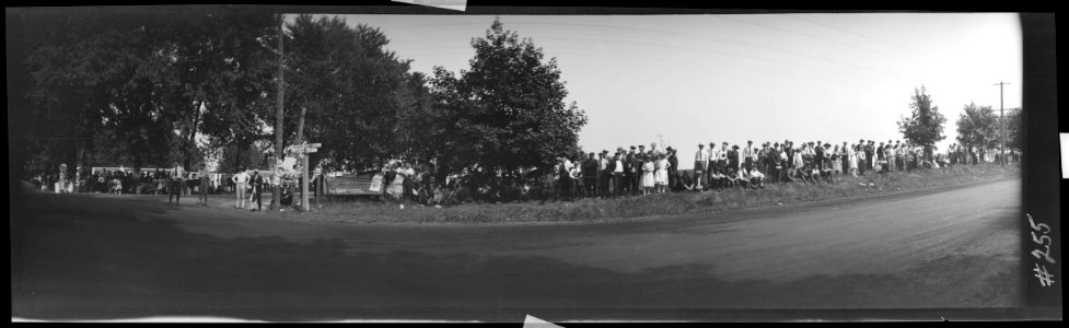 Road race, Elgin, Illinois, waiting for cars LCCN2017656469
