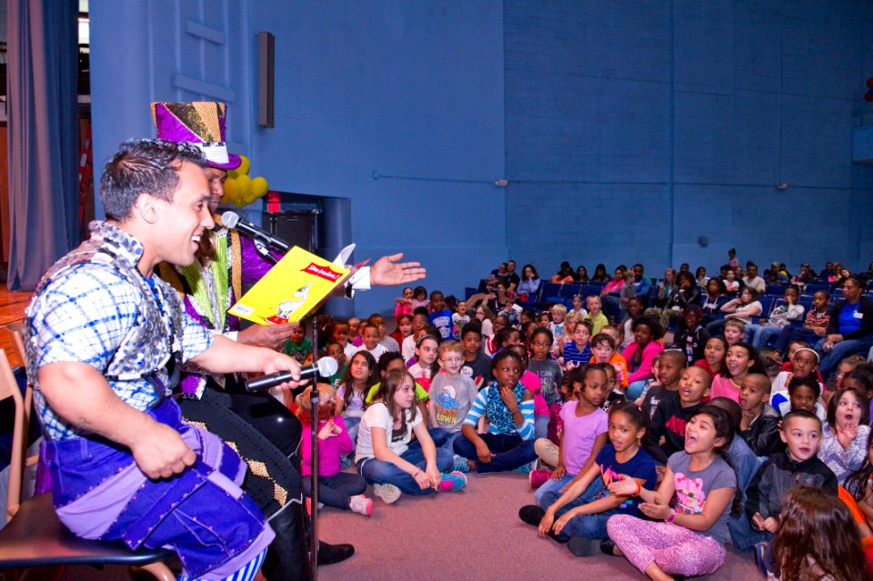 Ringling brings a taste of Circus to NAVSTA 140409-N-NB538-049