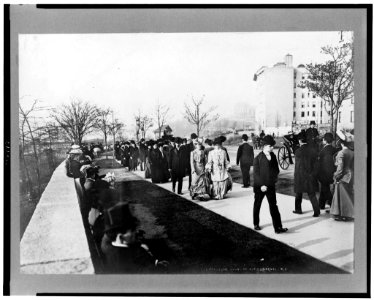 Riverside Drive, Easter Sunday, New York City LCCN93507008