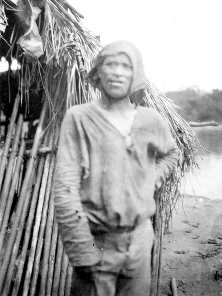 Rio Madidi, Bolivia. Indiantyp klädd i skjorta och byxor. Rio Madidi - SMVK - 005536